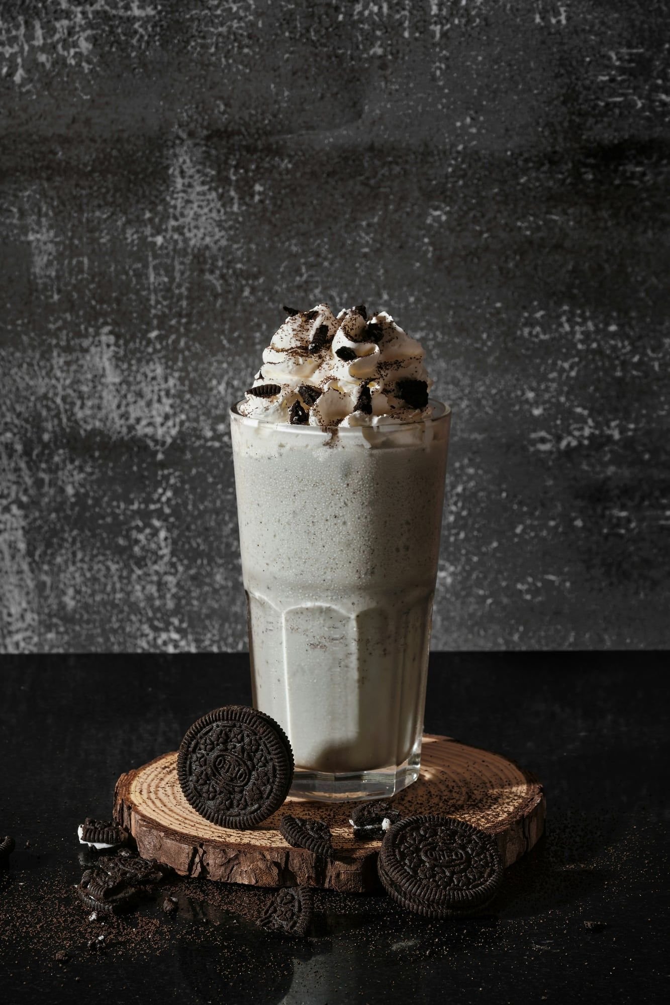 Batido de cookies y crema con crema batida y galletitas de chocolate.